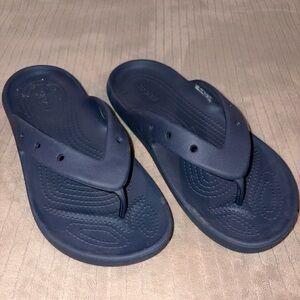 CROCS Women 7/Men 5 Navy Flip Thong Sandals Blue